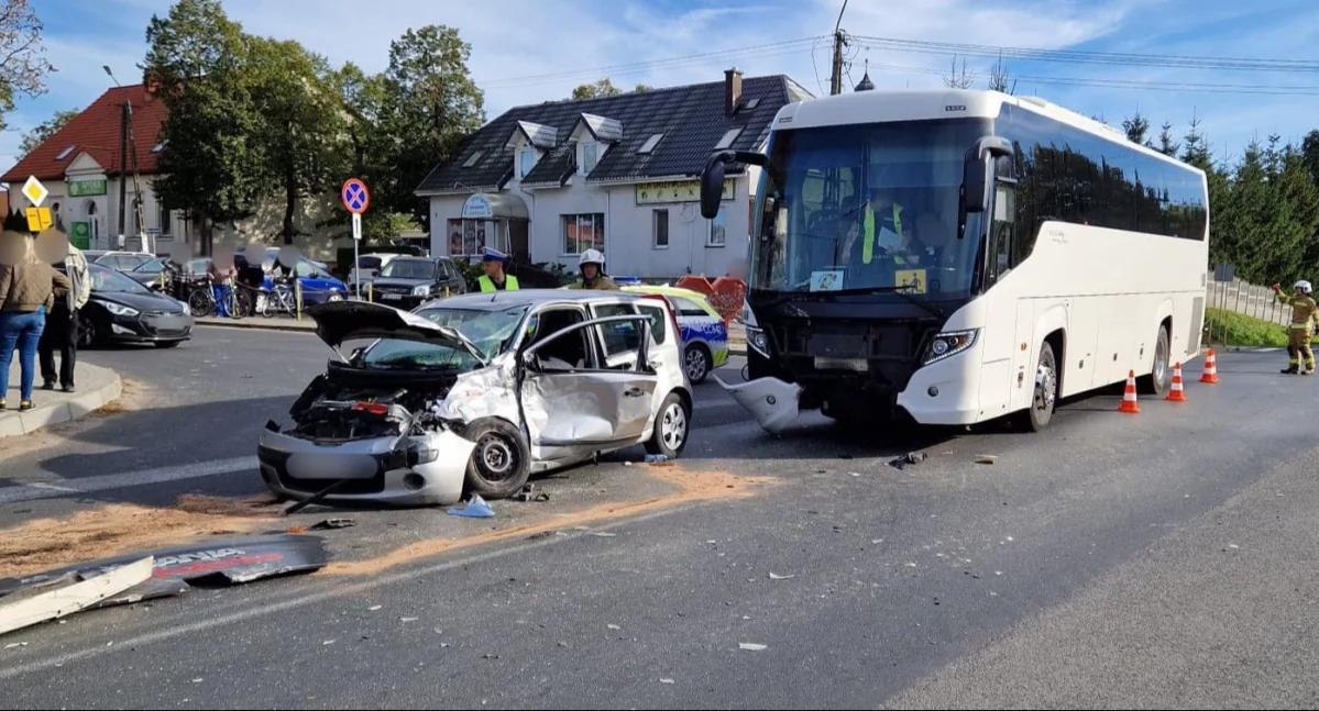 Zderzenie osobówki z autobusem w Dąbrowie