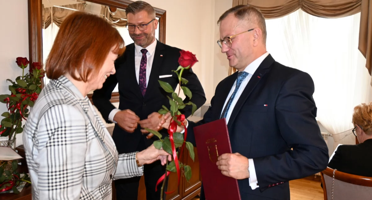Kto z nauczycieli otrzymał nagrody: starosty mogileńskiego, burmistrza Strzelna, wójta Orchowa i wójta Jezior Wielkich? (zdjęcia z Jezior Wielkich)