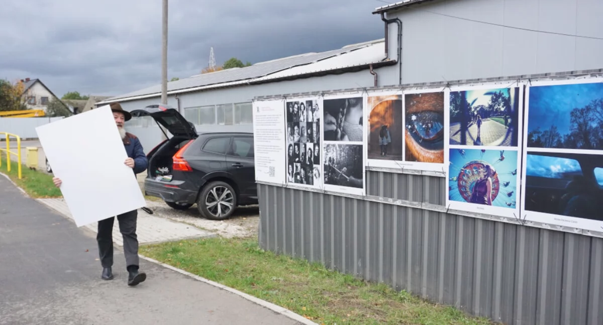 Inicjatywa fotografika Marka Czarneckiego - wystartowała Galeria na Płocie (zdjęcia)