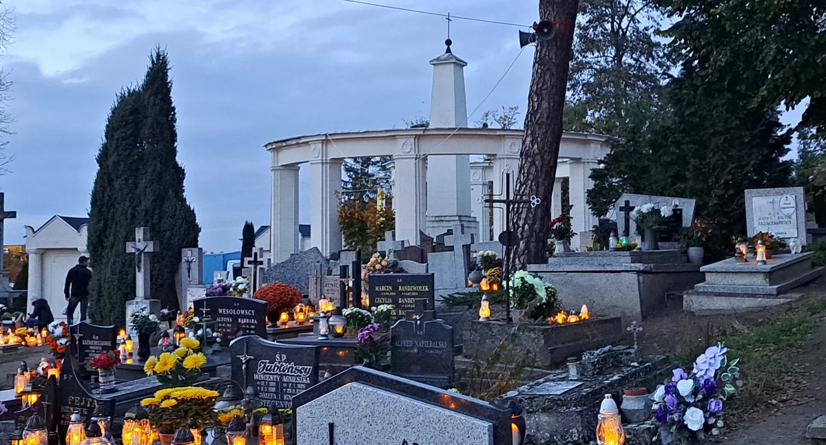 Wszystkich Świętych i Dzień Zaduszny na cmentarzach i w kościołach