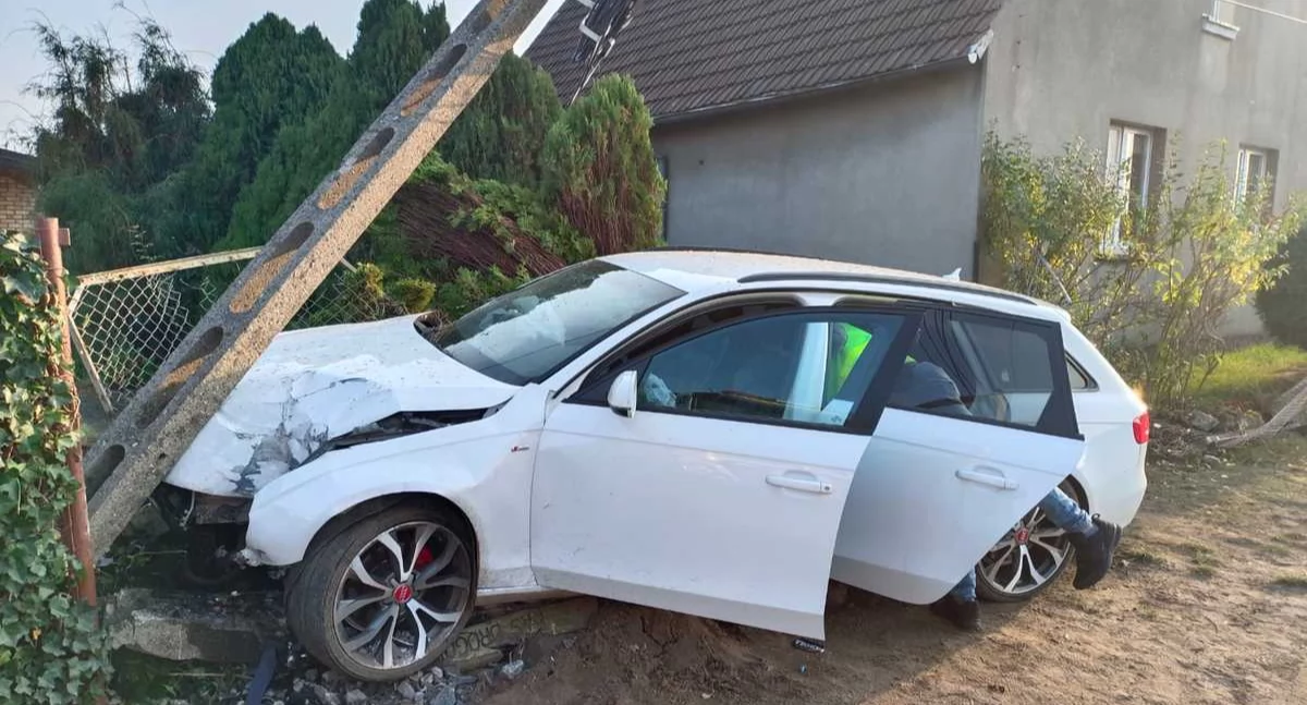 Pijany kierowca audi staranował płot i słup energetyczny