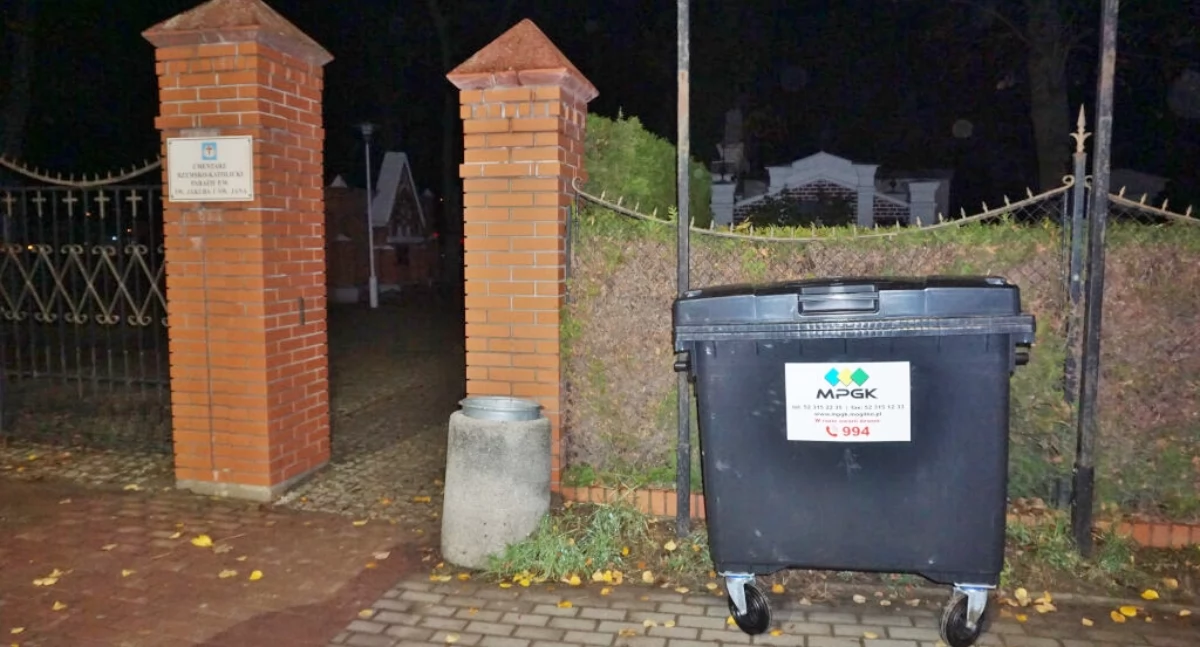 Przy wejściach na cmentarz w Mogilnie ustawiono kontenery na śmieci