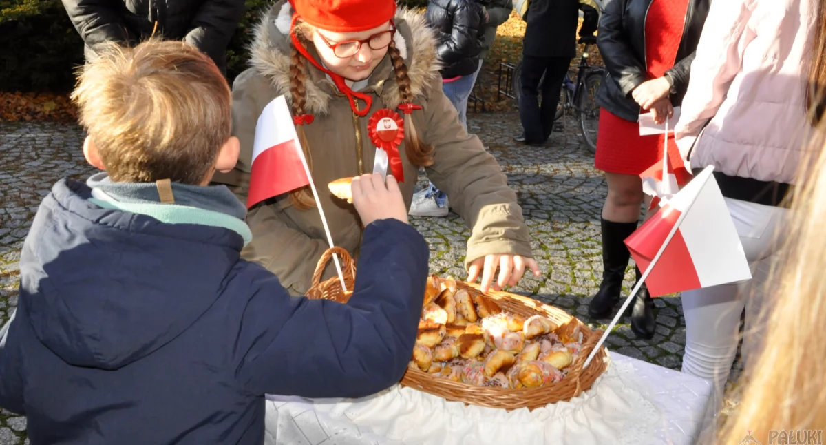 Rogale świętomarcińskie, rajd rowerowy, spacer z przewodnikiem, śpiewanie z Kantatą, konkurs Trzemeszno - moja mała Ojczyzna