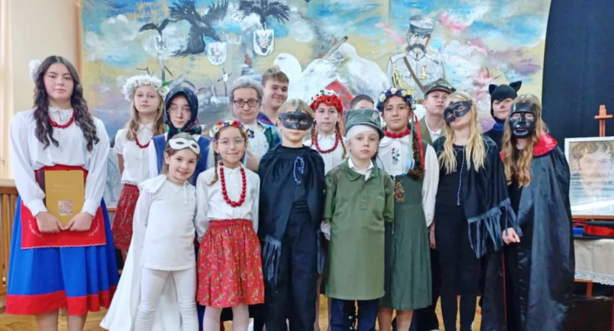 Występ Boskiej Paczki, rogale, spektakl Pisk białego orła, wernisaż wystawy Konrada Szarego