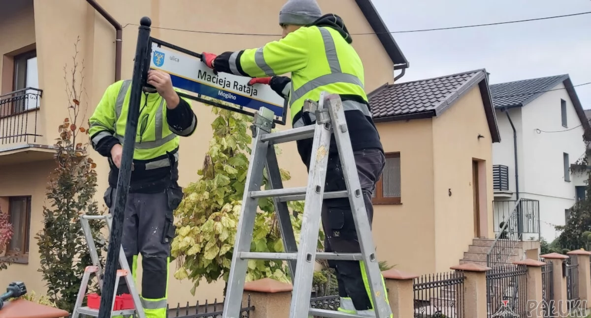 Trwa montowanie nowych tabliczek z nazwami mogileńskich ulic