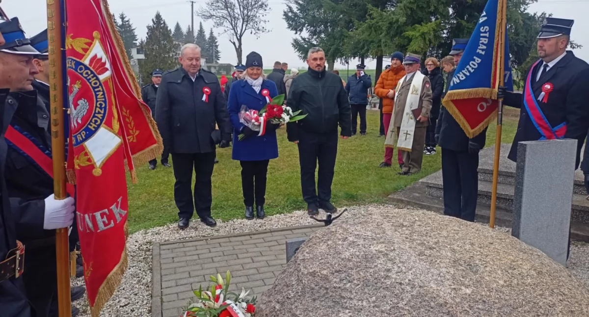 Ostrowo: honorowa warta i wiązanki kwiatów pod pamiątkowym obeliskiem (zdjęcia)
