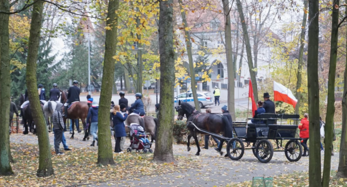 Jeźdźcy na koniach i orkiestra dęta otwierali niepodległościowy przemarsz przez Mogilno (film + zdjęcia)