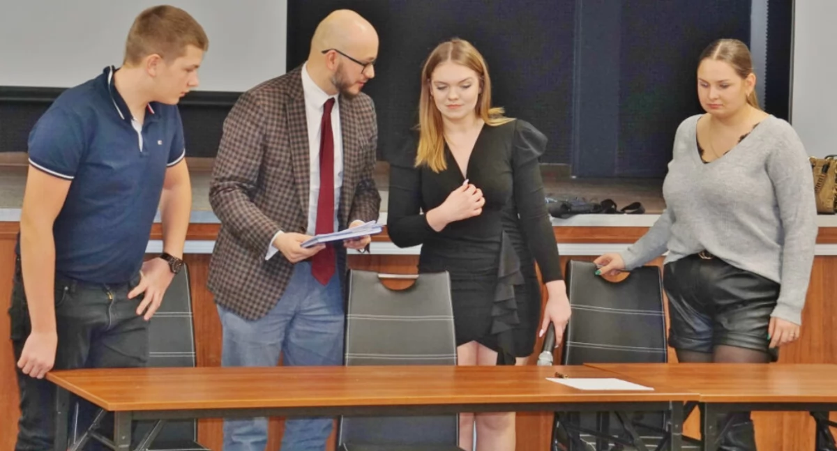 Ślubowanie i wybór władz Młodzieżowej Rady Miejskiej. Małgorzata Socha przewodniczącą (zdjęcia)
