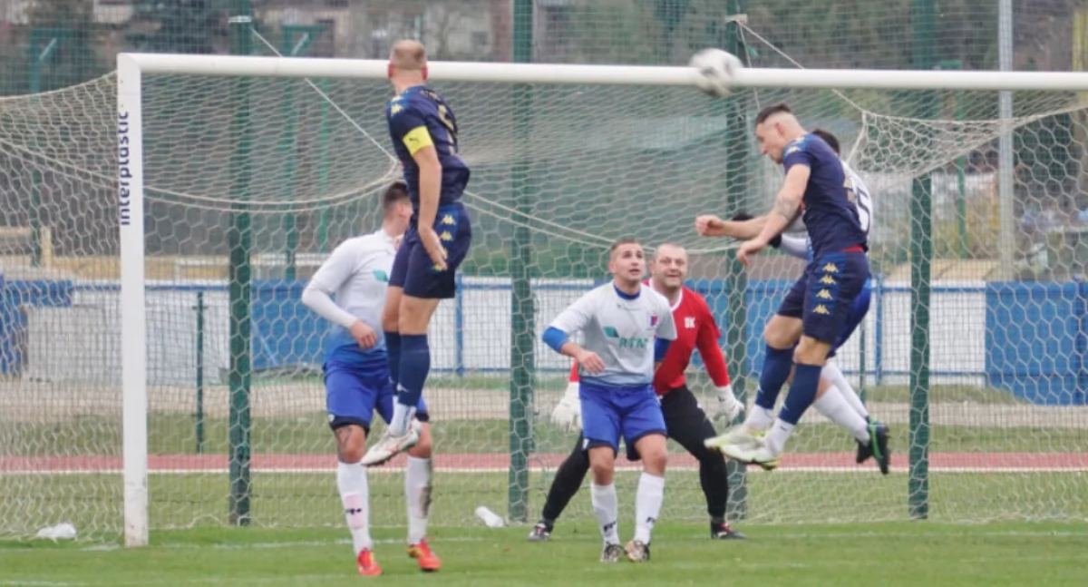 Mogli być mistrzem jesieni IV ligi. Po słabym meczu przegrali z Orlętami 0:2 (zdjęcia)