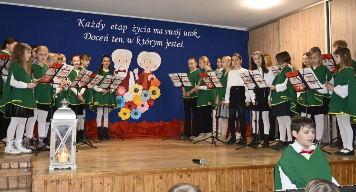 Dziennik Reni, występ Koła Flażoletowego i piosenka patriotyczna dla seniorów w Słowikowie (film + zdjęcia)