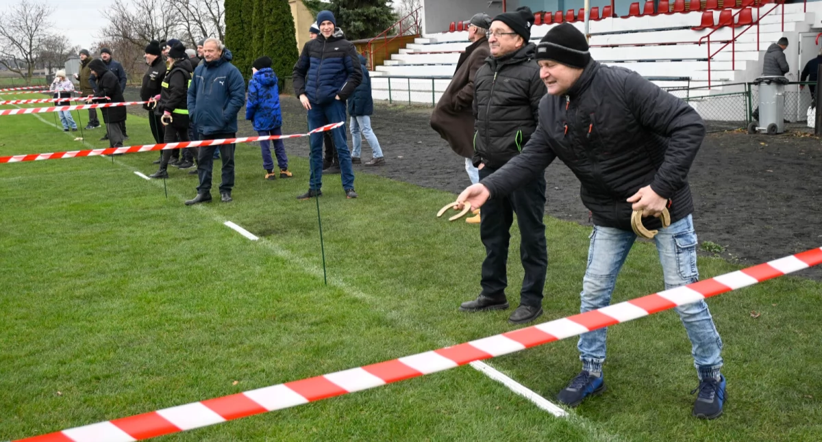 Ponad 60 zawodników uczestniczyło w ostatnich w tym roku, zawodach w rzucie podkową (zdjęcia)