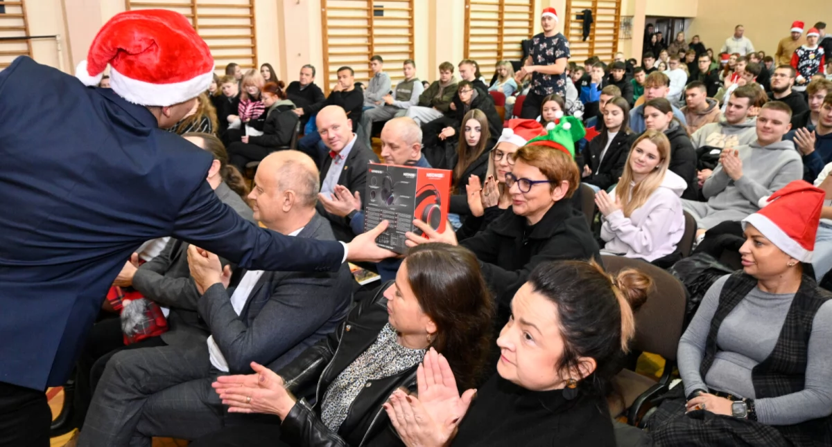 Doroczna aukcja charytatywna w strzeleńskim liceum (film + zdjęcia)