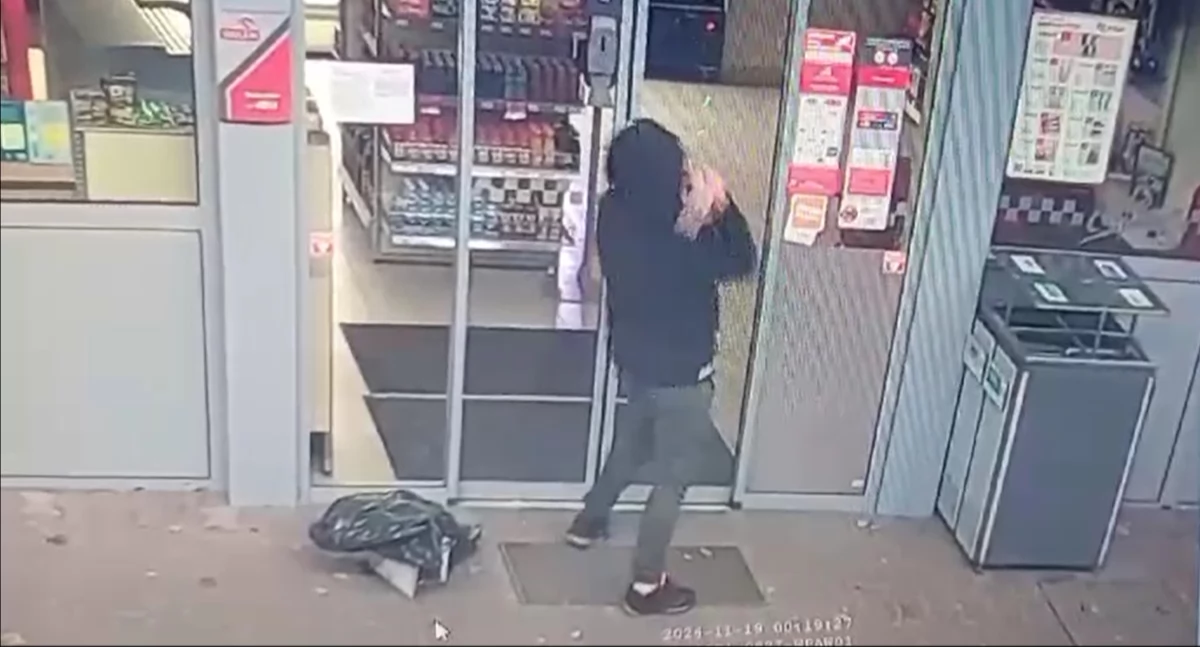 Kostką brukową zniszczył drzwi stacji paliw w Mogilnie (film)