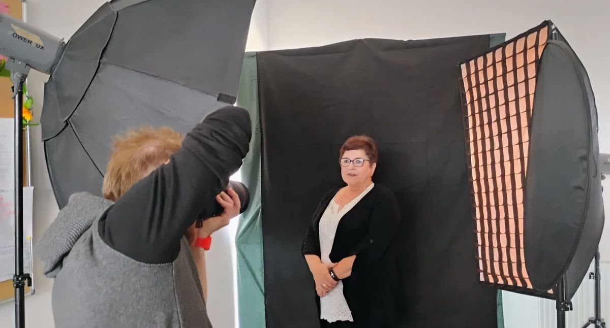 Piękno dojrzałości - sesja zdjęciowa seniorów w Magazynie Zbożowym GS