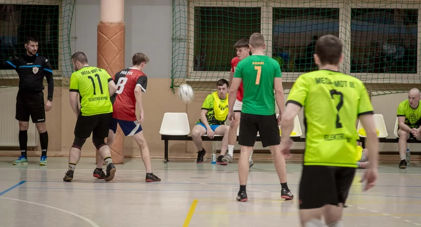 Rozgrywki Ligi Piłki Halowej w Dąbrowie nabierają tempa (zdjęcia)