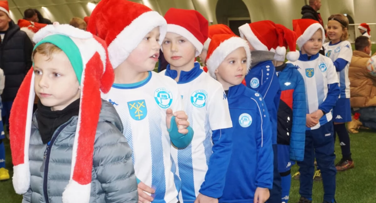 Mikołajkowe spotkanie piłkarzy Pogoni Mogilno na sztucznej murawie pod balonem (zdjęcia)