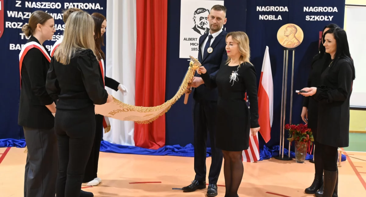 Na Dzień Patrona A. A. Michelsona nowy sztandar i hymn szkoły (zdjęcia + film)