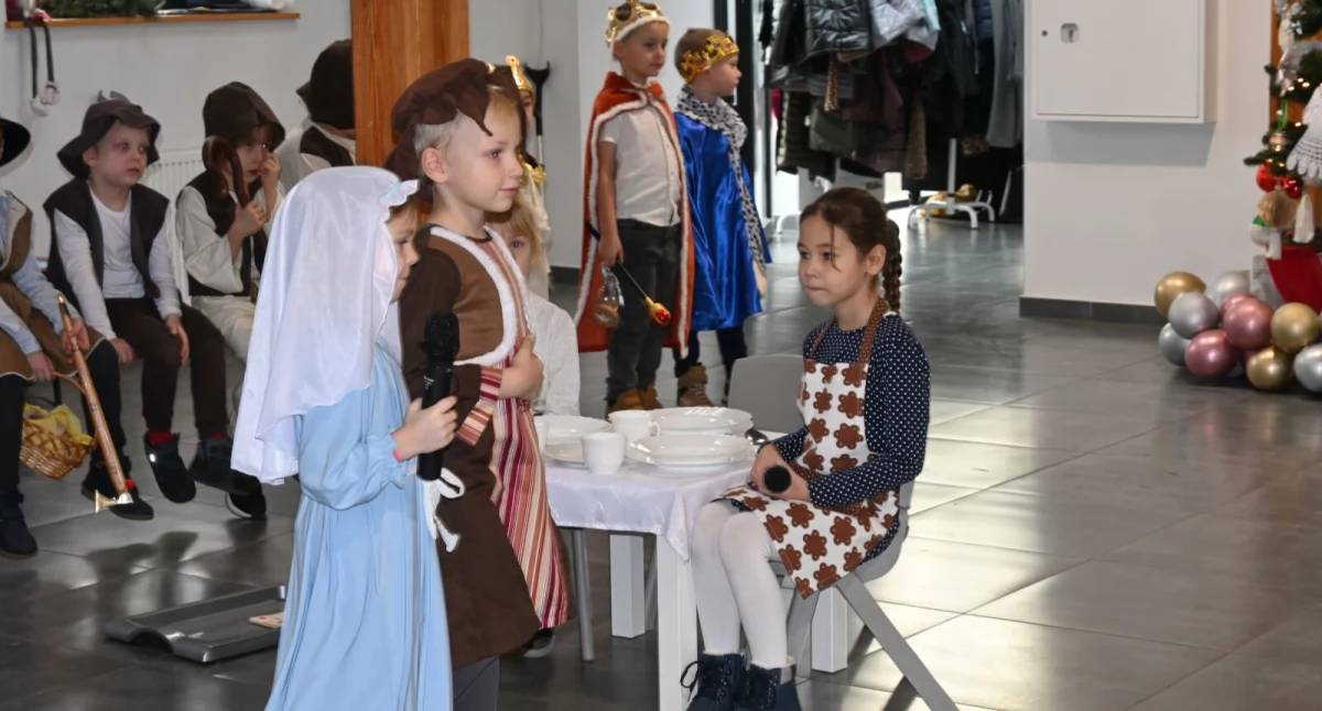 Wigilijne spotkanie seniorów. Były jasełka, łamanie opłatkiem, wieczerza oraz prezenty (zdjęcia + film)