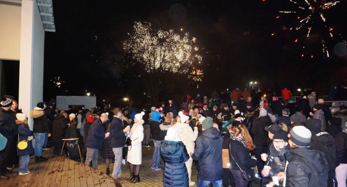 Tak bawili się mieszkańcy w mogileńskim parku, witając 2025 rok (zdjęcia)