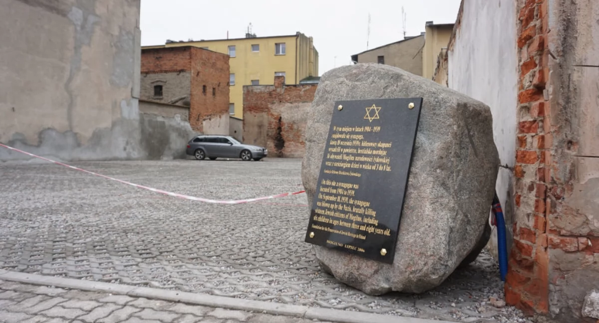 Mogilno, ulica Sądowa 10. Działka po synagodze posprzątana, pamiątkowa tablica na obelisku