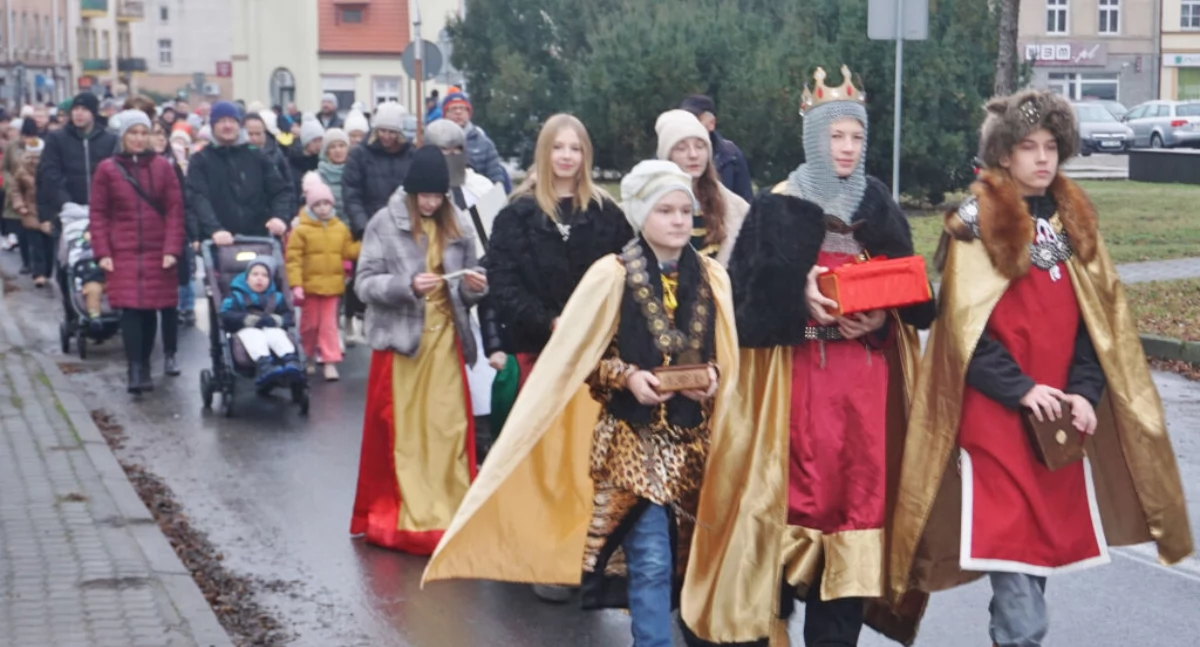 Orszak Trzech Króli przeszedł z mogileńskiego rynku do klasztoru (zdjęcia)