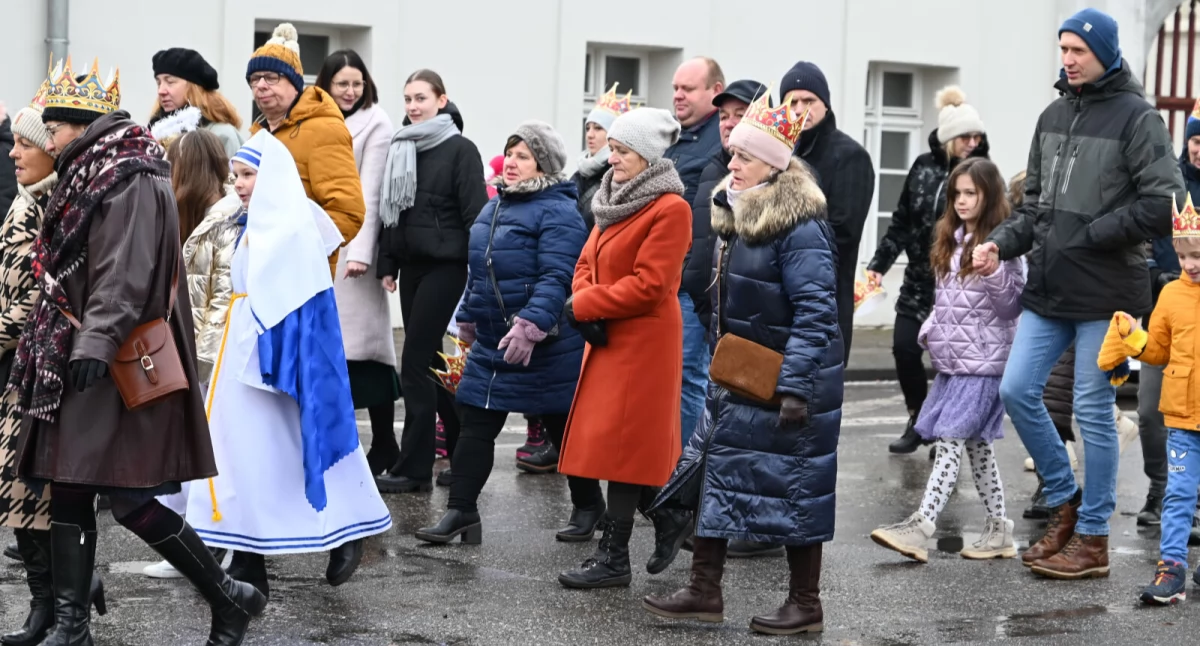 Trzemeszno: jasełka w bazylice i pokłon Trzech Króli przy żywej stajence (film + zdjęcia)