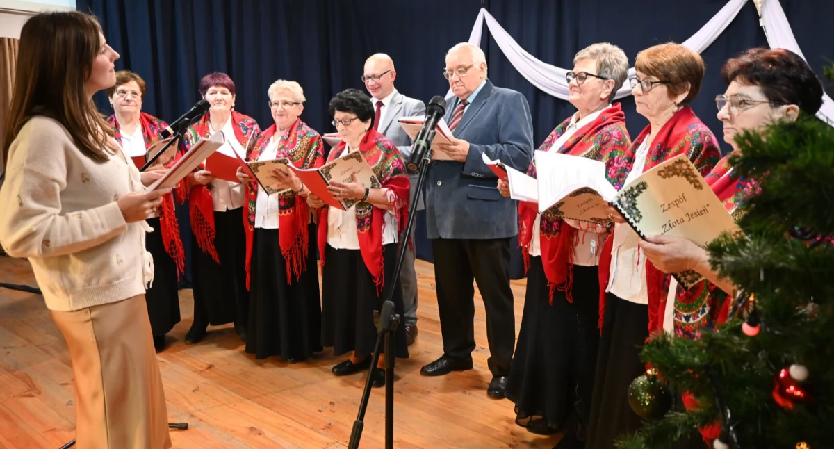 8 zespołów klubów seniora śpiewało kolędy i pastorałki (film + zdjęcia)
