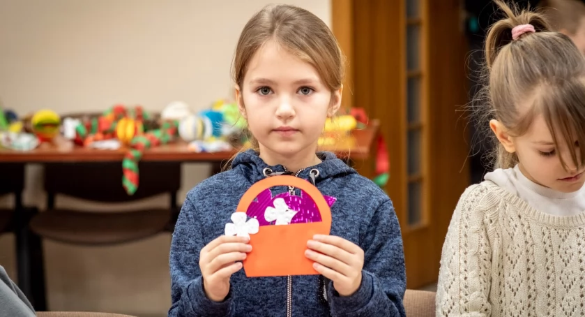 Warsztaty wykonywania laurek dla babć i dziadków w Dąbrowie (zdjęcia)
