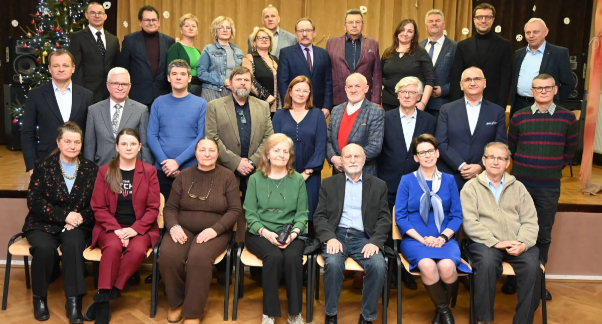 Wielkopolskie Stowarzyszenie Wychowanków Gimnazjum i Liceum w Trzemesznie. Spotkanie opłatkowe, odsłonięcie pamiątkowej tablicy (film + zdjęcia)