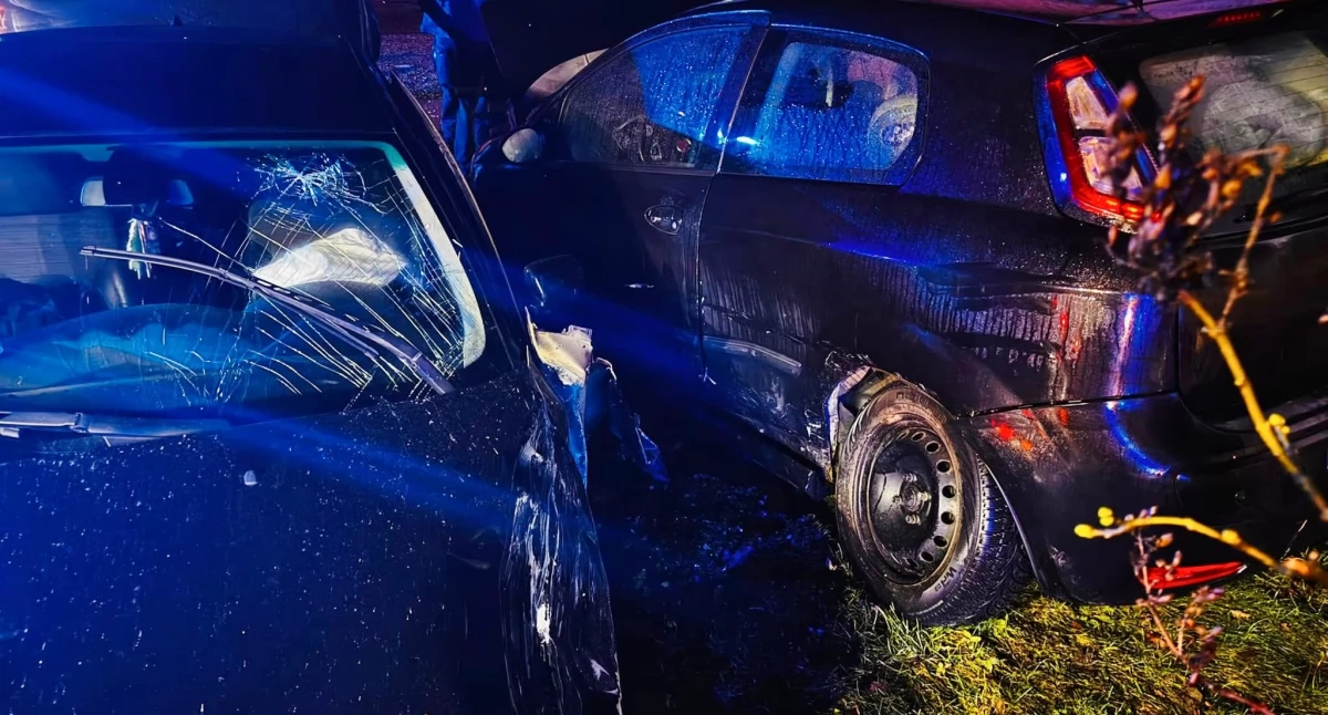 W Marcinkowie kierowca bmw wypadł z drogi i uderzył w dwa zaparkowane auta