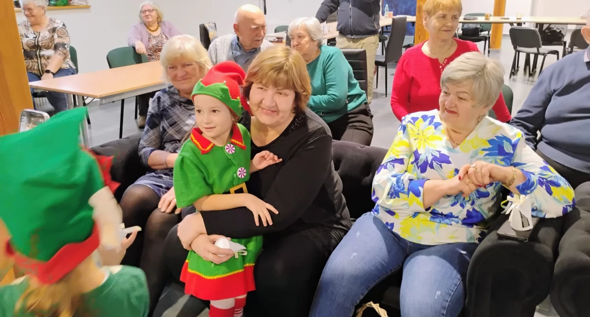 Elfy Jeżyki odwiedziły mogileńskich seniorów w Magazynie Zbożowym GS (film + zdjęcia)