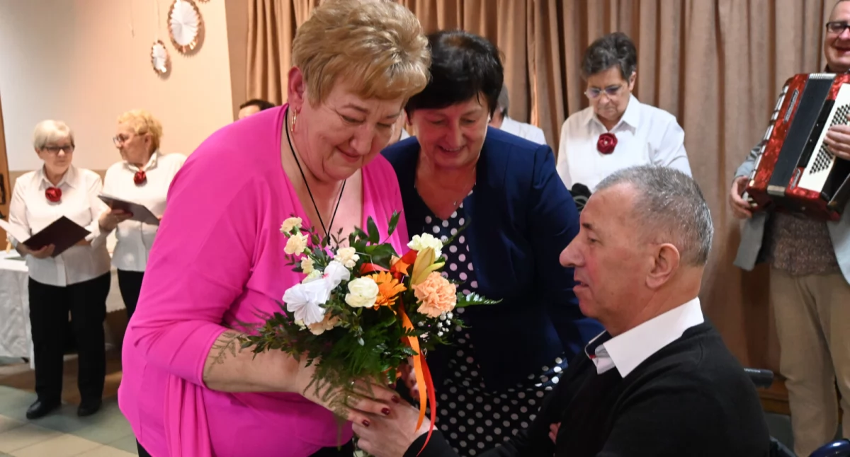 Biesiada seniorów w Dzierzążnie. Breloczki z wizerunkiem dziadków  (film + zdjęcia)