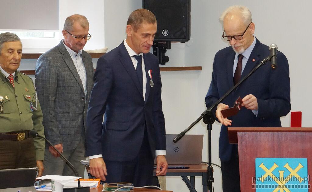 Wawrzyniec Wierzejewski wręczył w Mogilnie Medale 