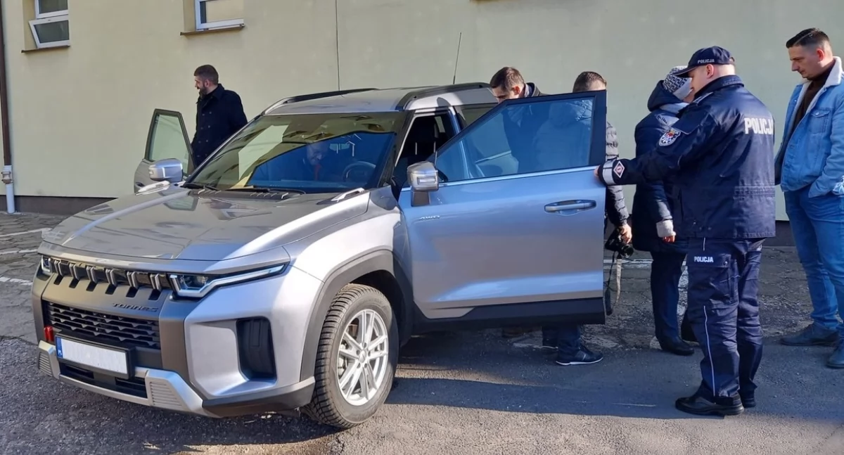 Nieoznakowany samochód marki ssangyong torres na wyposażeniu mogileńskiej policji