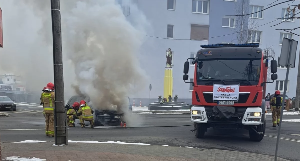 Na ulicy 900-lecia w Mogilnie zapalił się vw golf