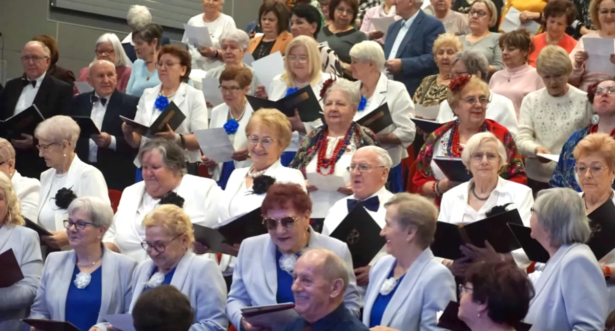 Seniorzy z Mogilna, Strzelna, Szczepanowa i Pakości z miłosnym przesłaniem w środku zimy