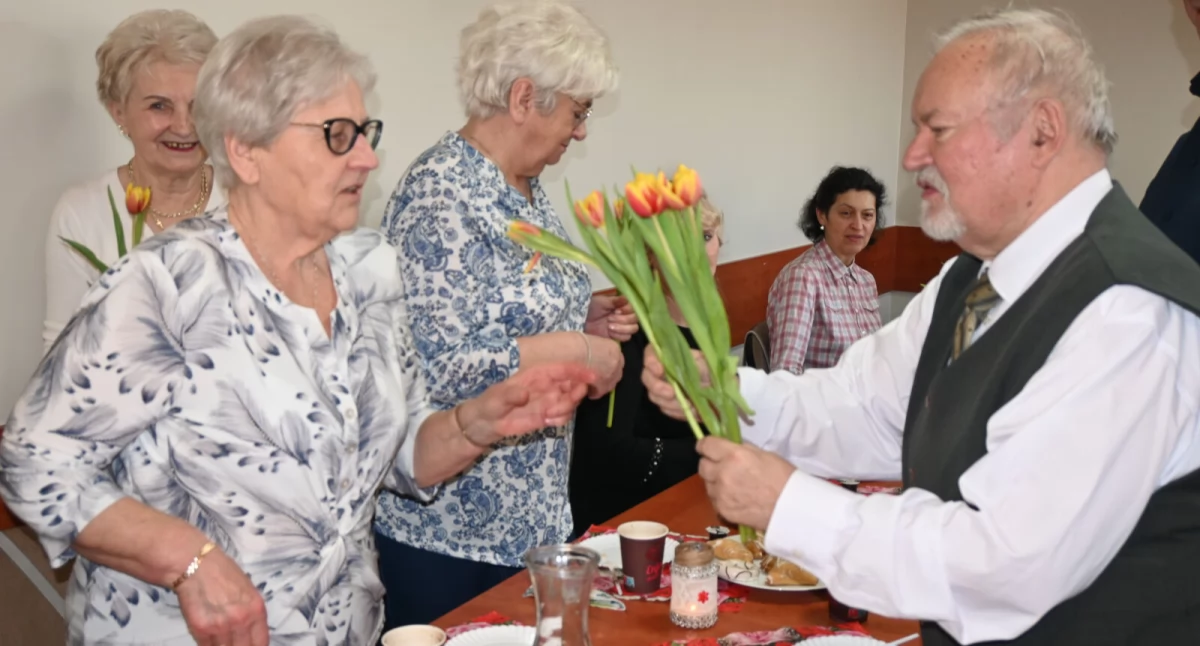 Tulipany od mężczyzn, tort od kobiet i reaktywacja zespołu śpiewaczego Złota Jesień (film + zdjęcia)