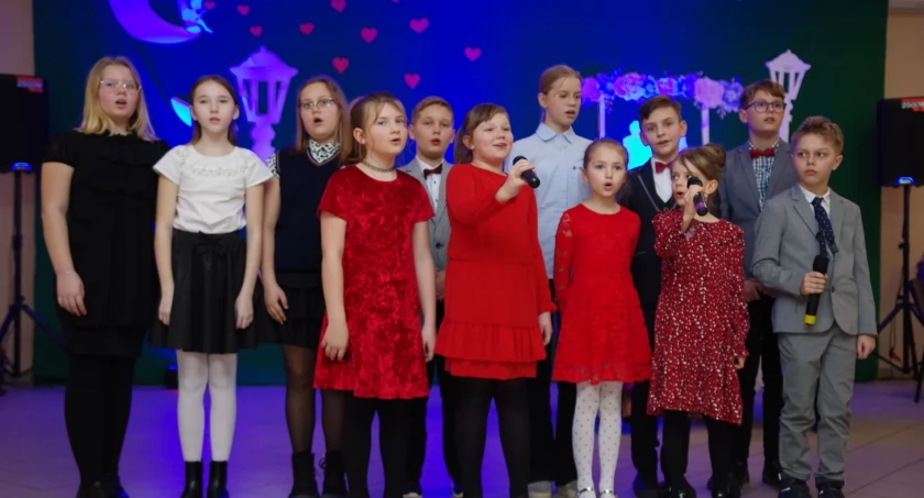 Miłość niejedno ma imię - wieczorek poetycko-muzyczny w Dąbrowie (zdjęcia)