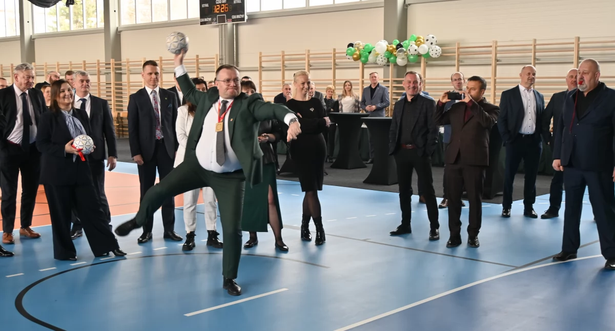 Uczniowie strzeleńskiego Zespołu Szkół mogą już korzystać z hali sportowej i boiska wielofunkcyjnego (film + zdjęcia)