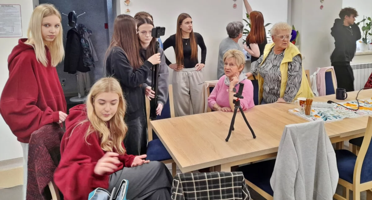 Dzienny Dom Senior+ w Trzemesznie. Wspólne działania młodzieży i seniorów (zdjęcia)