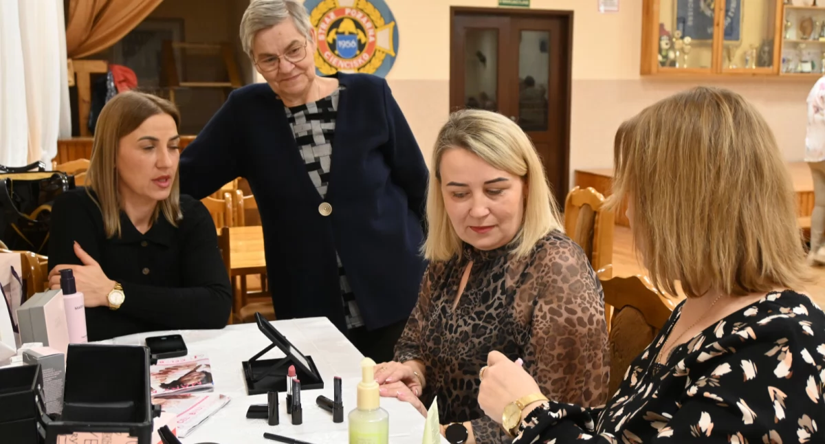 Życzenia, kolacja i makijaż dla pań w Ciencisku (zdjęcia)