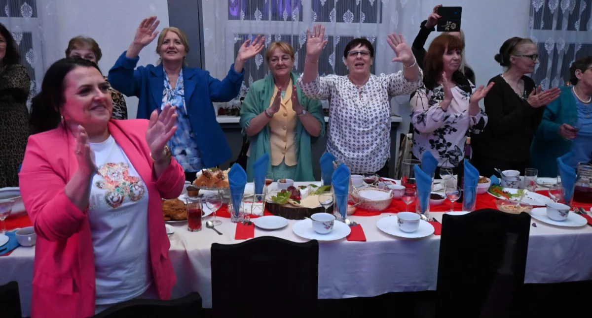 Konkursy i występy artystyczne dla kobiet i mężczyzn w Woli Kożuszkowej (film + zdjęcia)