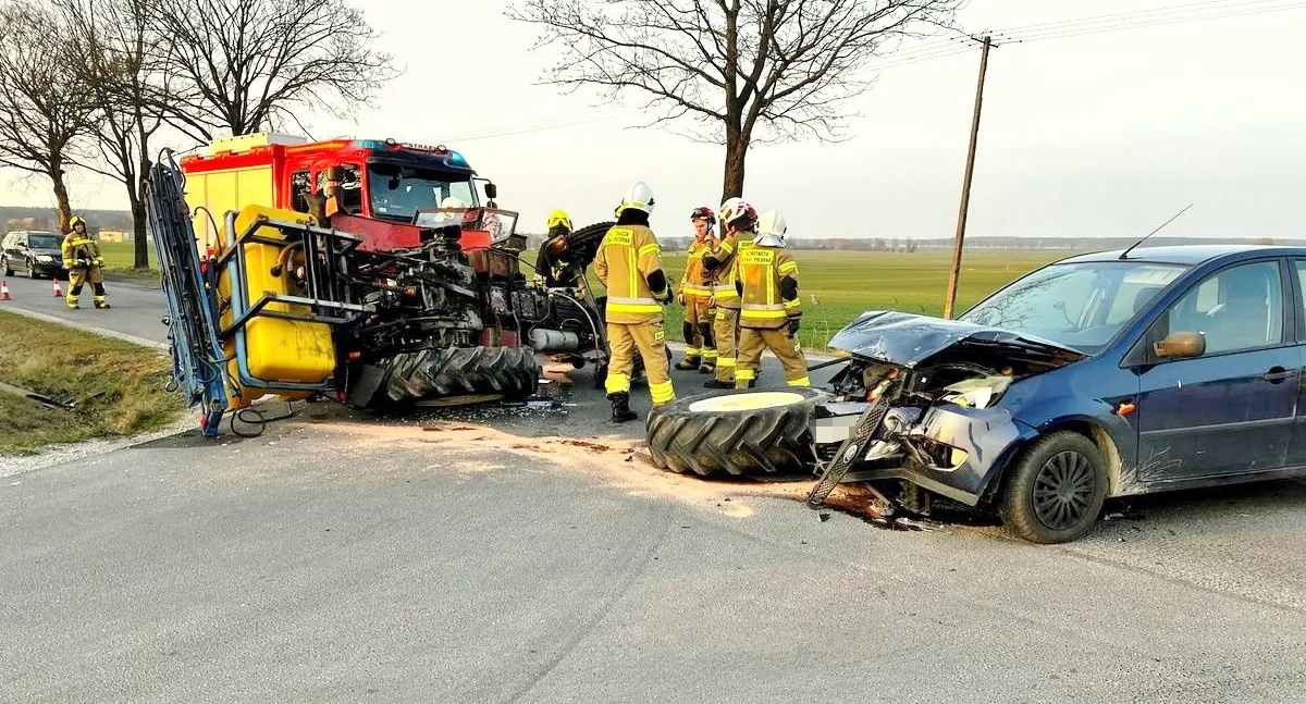 Odurzony kierowca forda wymusił pierwszeństwo. W wyniku zderzenia ciągnik ursus przewrócił się
