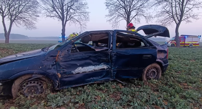 Dzisiaj rano o 4.58 kierowca opla astry dachował w Parlinku (zdjęcia)