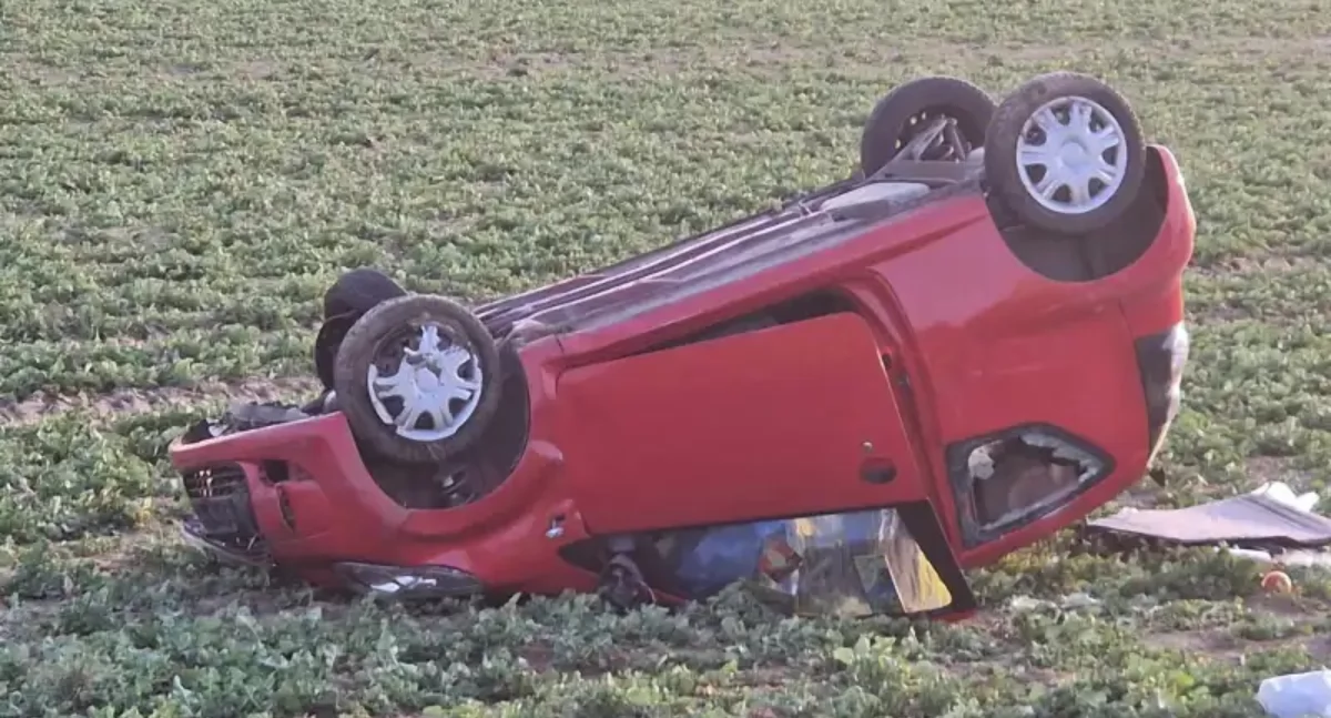 Krajówka w Czerniaku. 71-latka zderzyła się citroenem z oplem astra i dachowała w polu