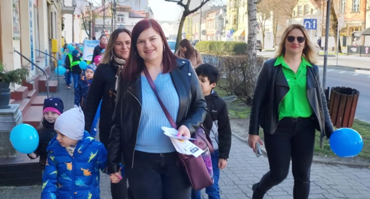 Happening o świadomości autyzmu w centrum Mogilna i w miejskim parku (zdjęcia) 