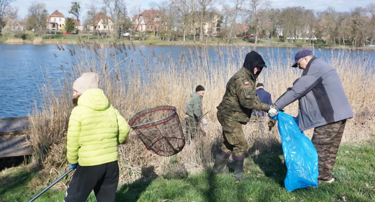 Wędkarze i młodzież z ZPS w Szerzawach sprzątali brzegi Jeziora Mogileńskiego (zdjęcia)