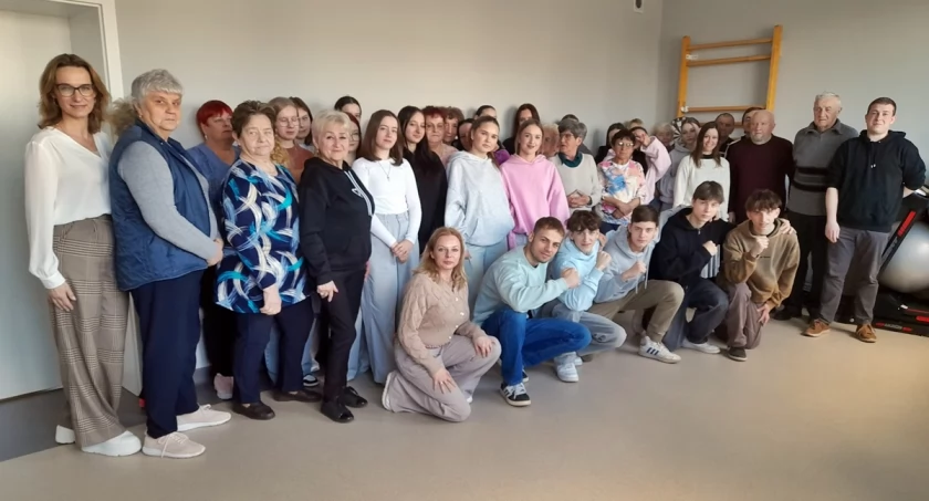 Wiosenne międzypokoleniowe spotkanie w Dziennym Domu Senior+ w Trzemesznie (zdjęcia)