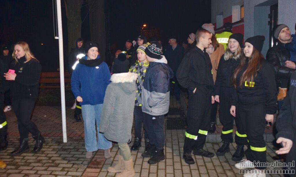 Jednostka OSP z Bielska ma nowy wóz bojowy. Druhowie powitali go płonącymi flarami i szampanem (wideo + zdjęcia)