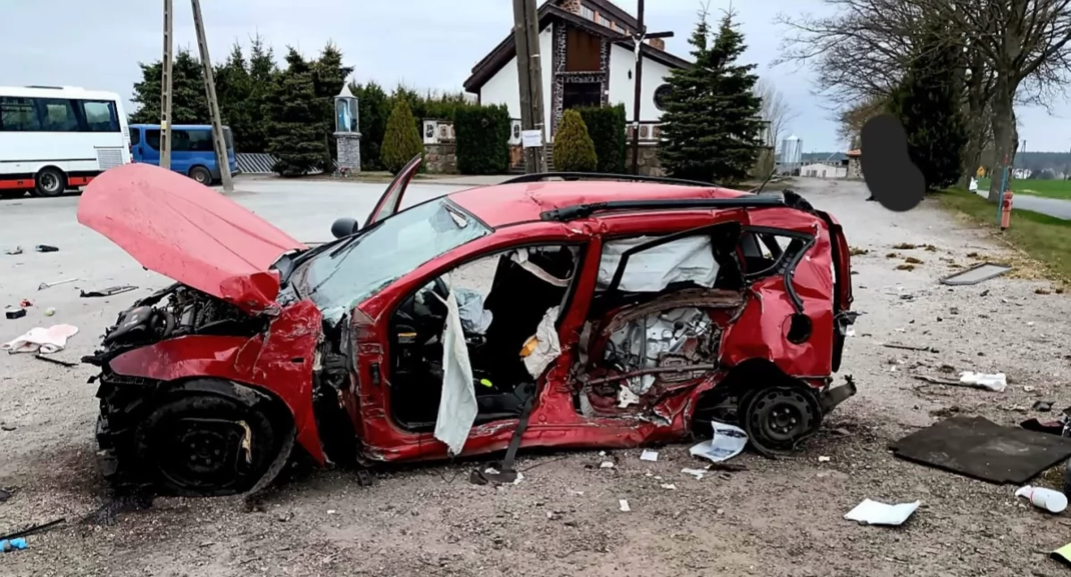 Złom z samochodów na skrzyżowaniu w Laskach Wielkich (zdjęcia)